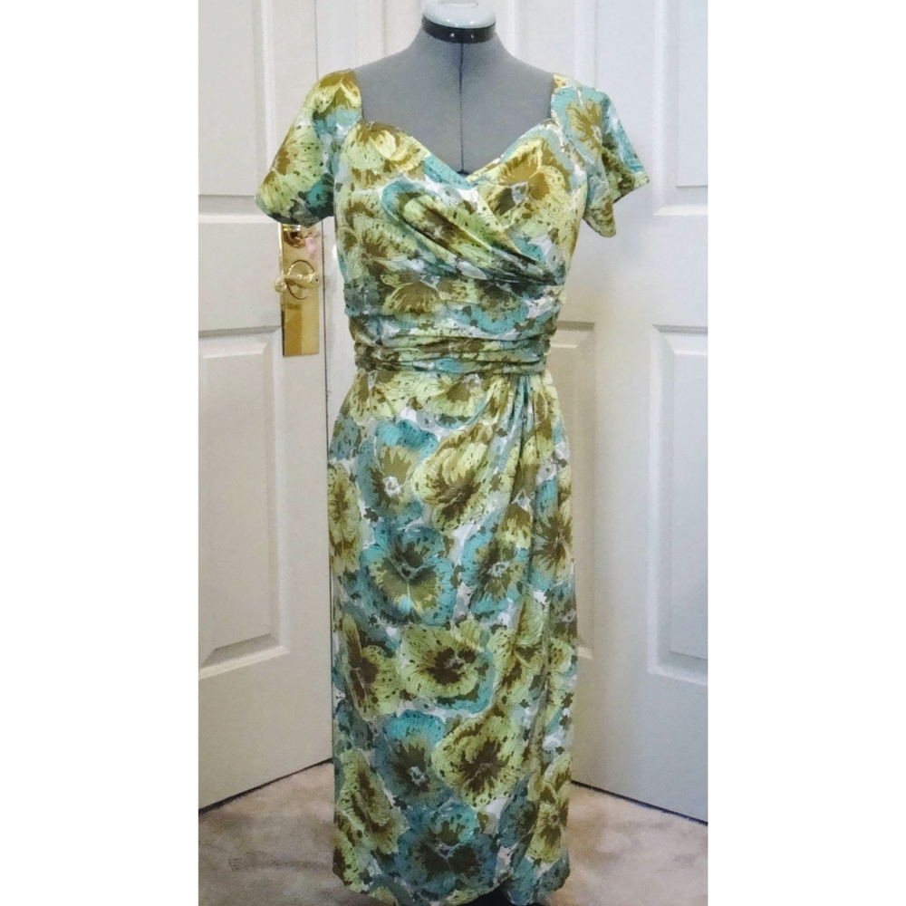 SOLD!!! 1/23/21 $68 Classic and Rare Sheath Dress